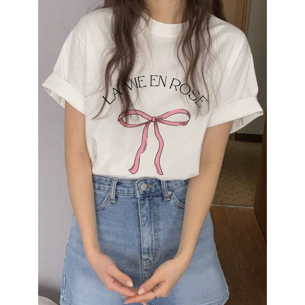 Camiseta feminina solta com detalhe de estampa de laço e laço na frente Lançamento