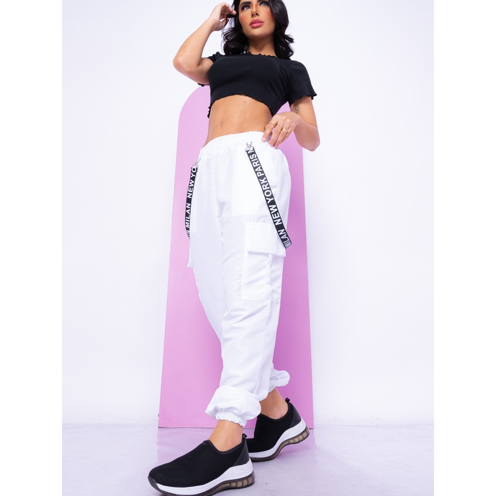 Calça Feminina Cargo Tactel Calça Jogger Boyfriend Fitas Laterais possui bolsos
