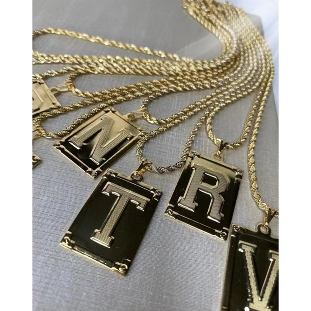 TB Moda Colar unisex de com pingente de letra inicial em ouro disponível em 26 letras.Folheado 18k