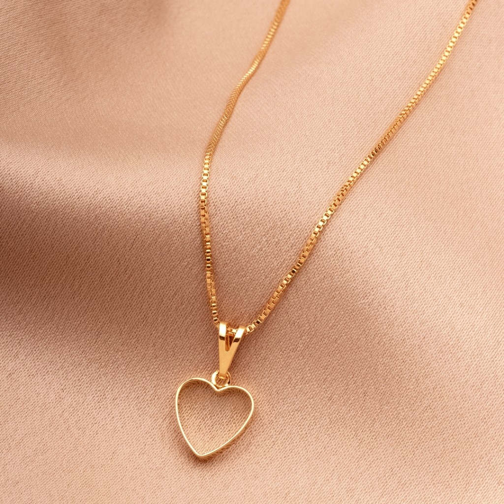 Colar Fino com Pingente de Coração Vazado Dourado Garantia Inspiração Folheado 18k