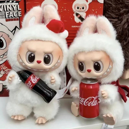 Labubu Pelúcia Sentado Chaveiro Coleção Surpresa Monster Coca Cola
