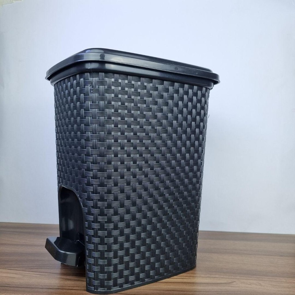 Lixeira Rattan 7L C/Tampa e Pedal Arqplast Preta