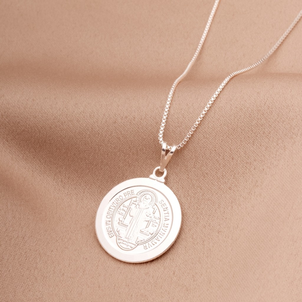 Colar Masculino e Feminino São Bento Pingente Grande Banhado a Prata com Corrente Veneziana