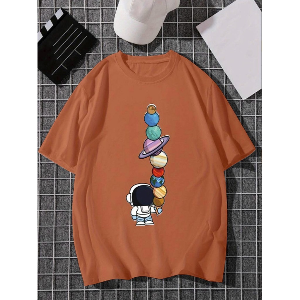 Camiseta Coral Astronauta Unissex Colorida Planetas Terra Lua Saturno Confortável Blusa Estilosa 