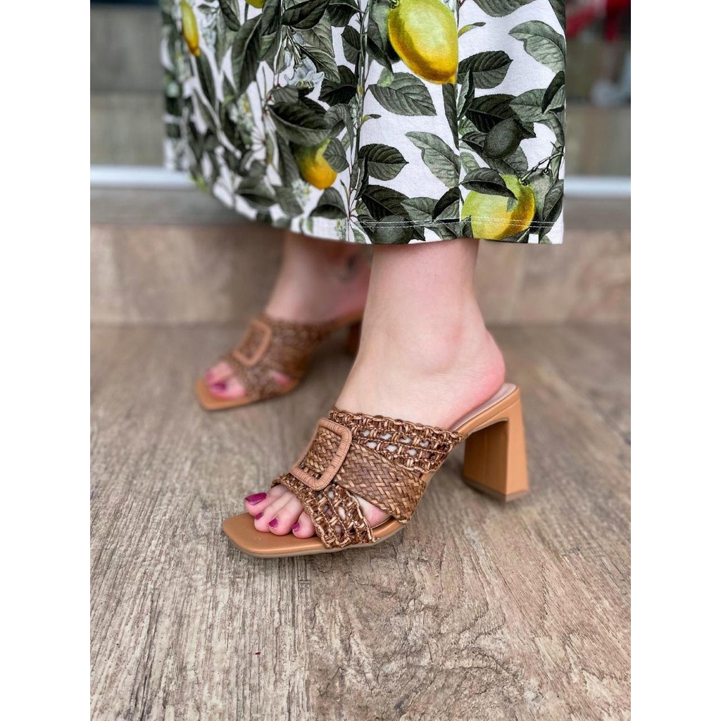 Tamanco Salto Flat Tressê com Fivela Castanho