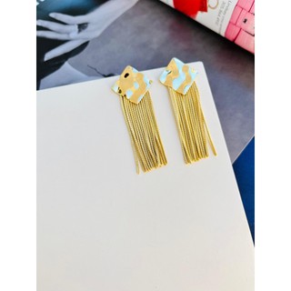 Brincos folheados a ouro modelo fita martelado para festas