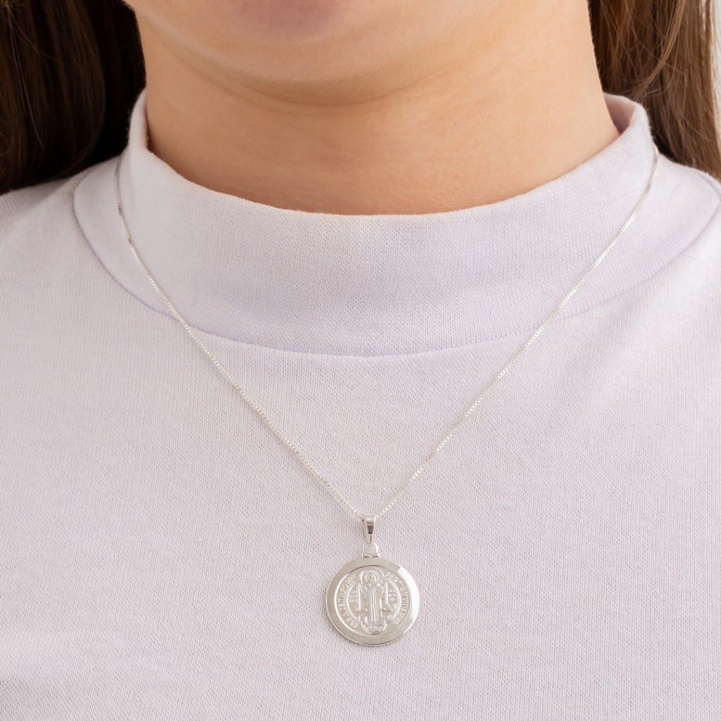 Colar São Bento Feminino com Corrente Veneziana, Medalha Banhada a Prata com Garantia