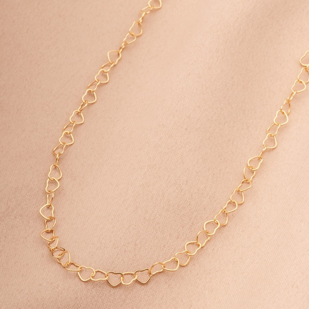Colar Choker Feminina com Elos de Coração Vazado Semijoia Banhada a Ouro 18k