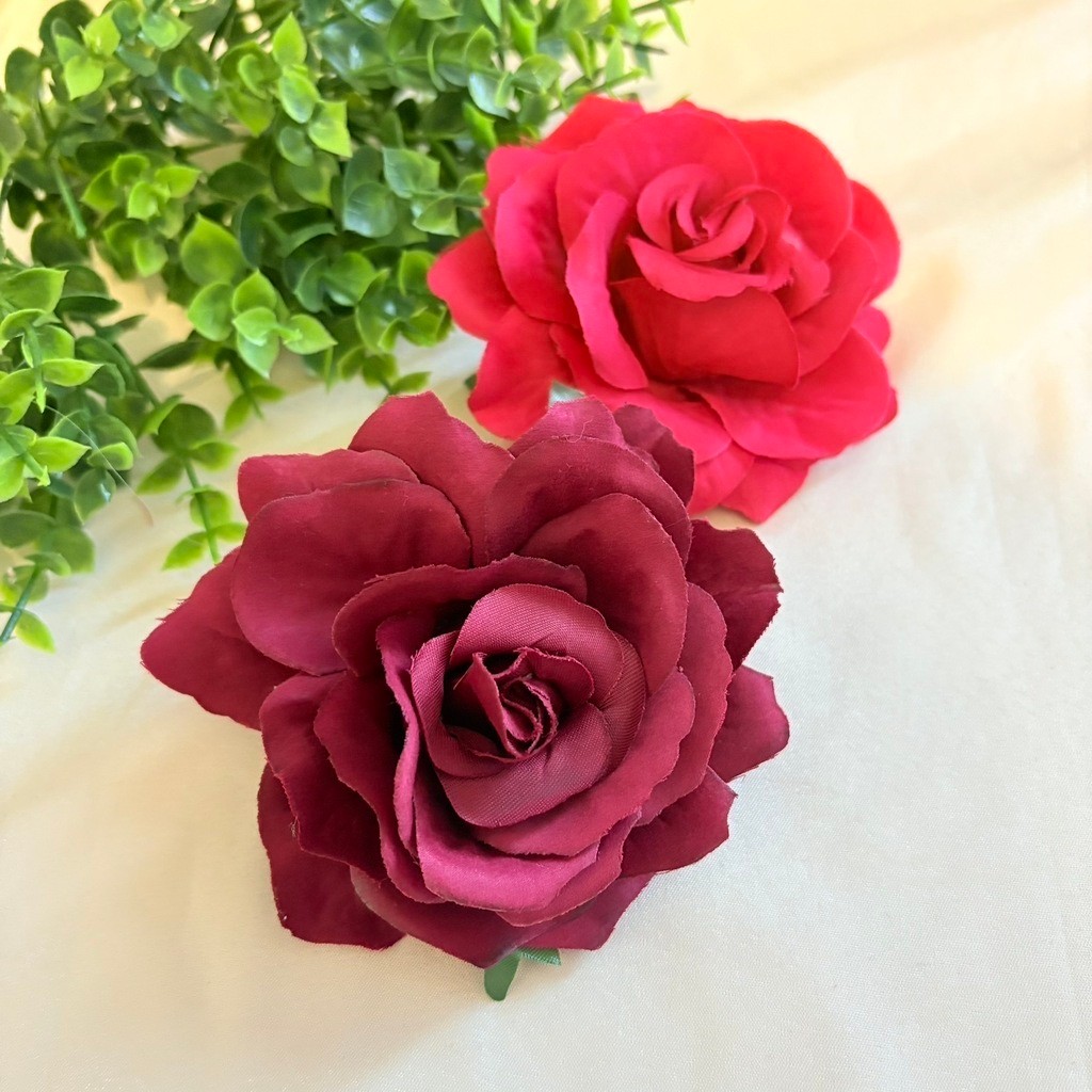 Presilha Cabelo de Rosa Vermelha com Broche e Bico de Pato – Delicadeza e Encanto em Um Só Acessório