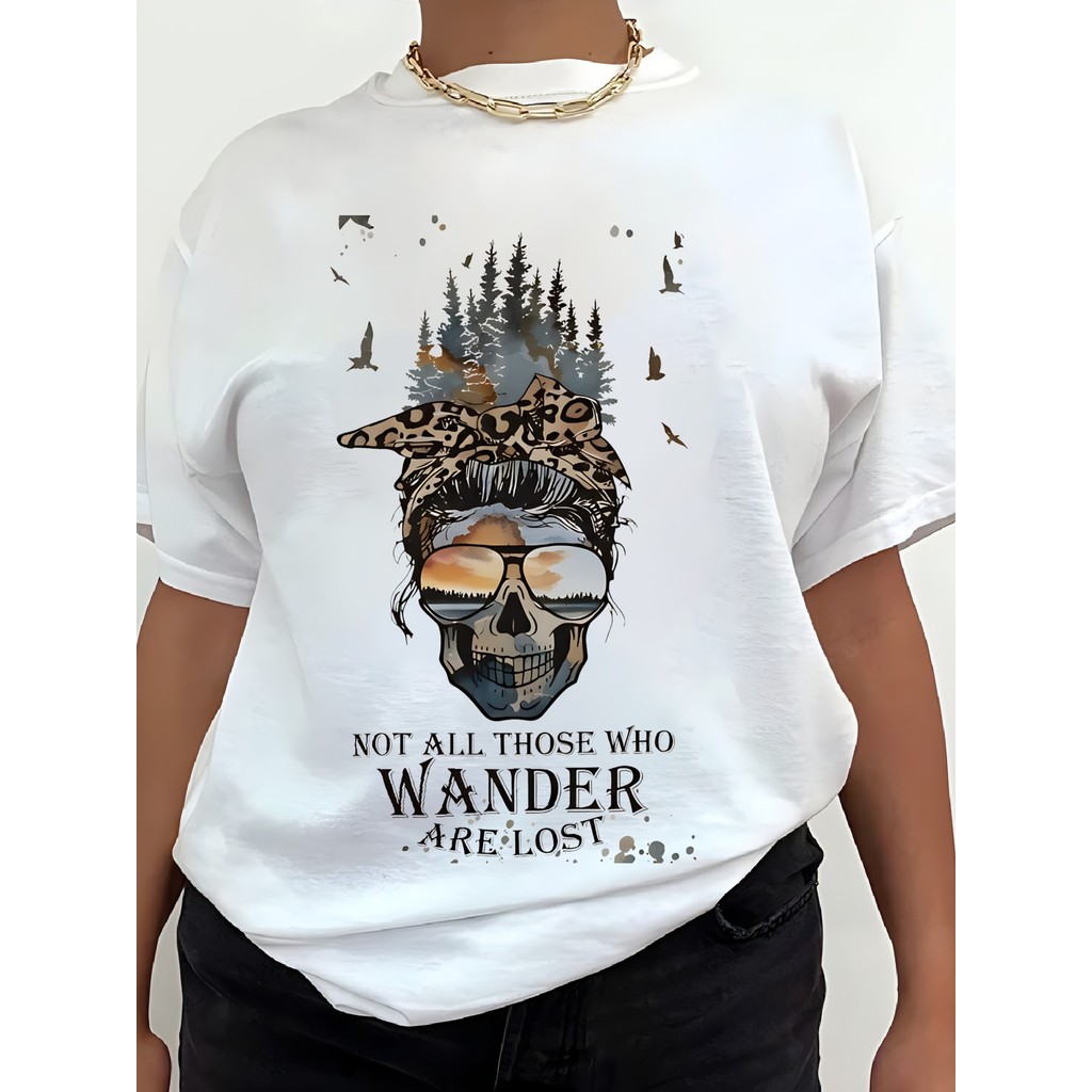 Camiseta Feminina Caveira com Óculos e Texto Not All Those Who Wander Are Lost Blusa Unissex Streetwear 2025 Novo