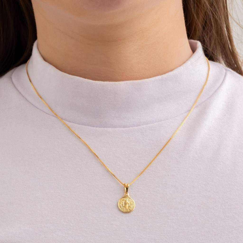 Colar São Bento Dourado com Corrente Veneziana Fina Pingente Pequeno Banhado a Ouro 18K