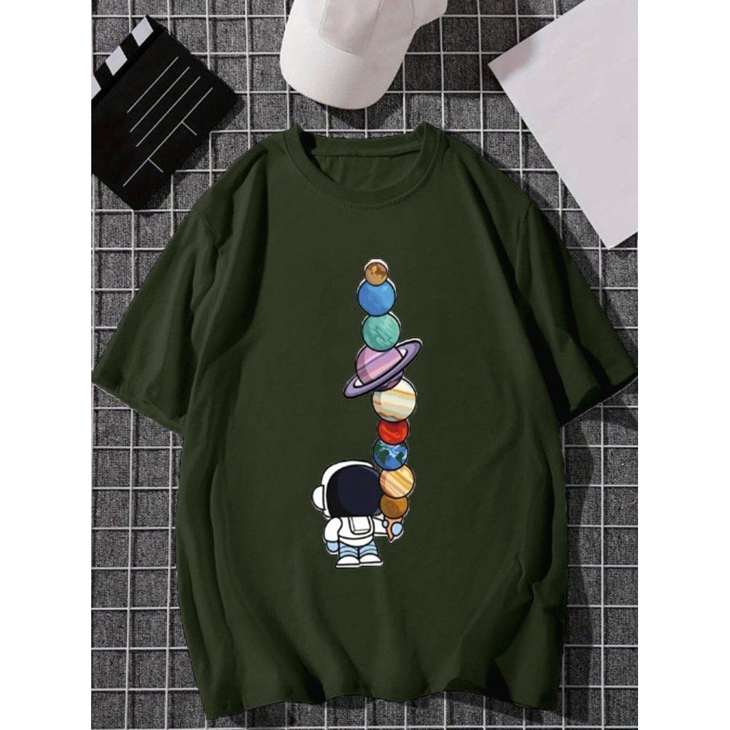 Camiseta Verde Oversized Unissex Planetas Astronauta Lua Terra Desenho Colorido Estampada Moderna