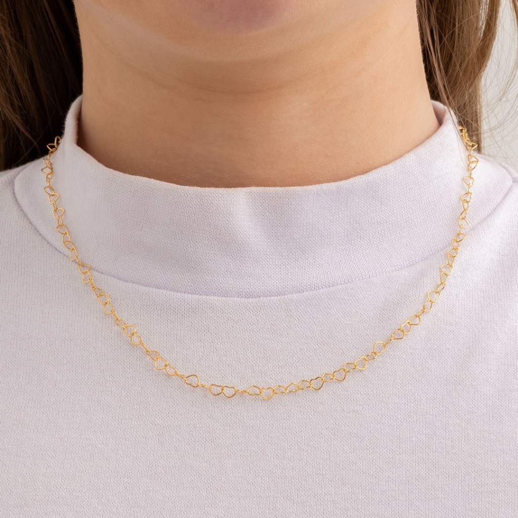 Choker Feminina Delicada com Elos de Coração Vazado Folheado a Ouro 18k