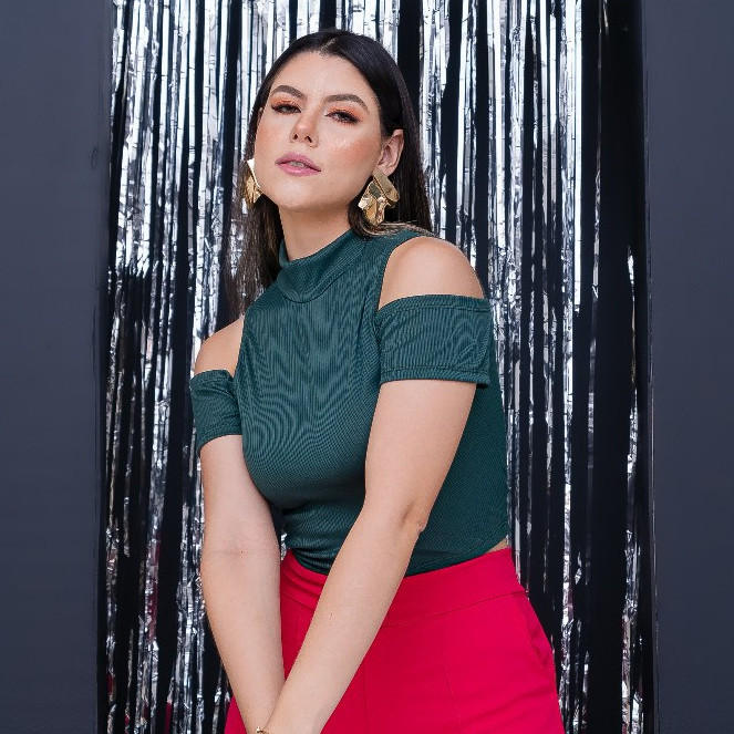 Blusa Gola Alta Com Recorte No Ombro