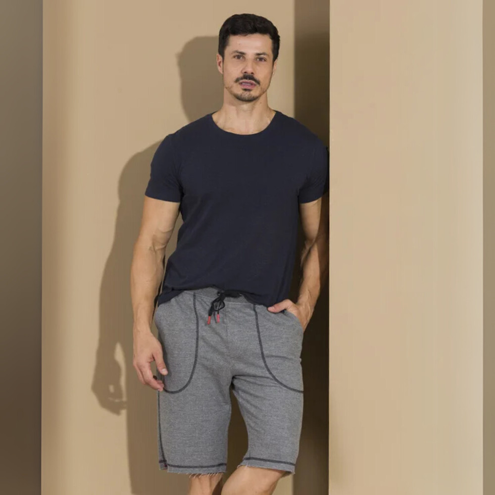 Bermuda Masculina de Moletom com Cordão Barra Desfiada Cintura Média