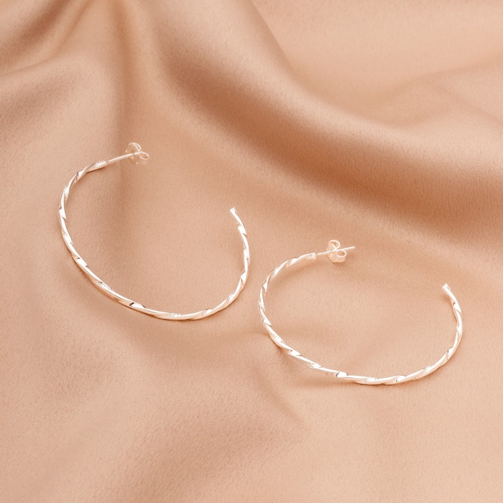 Brinco Feminino Argola Torcida Média com Tarraxa Simples Semijoia Banhada a Prata