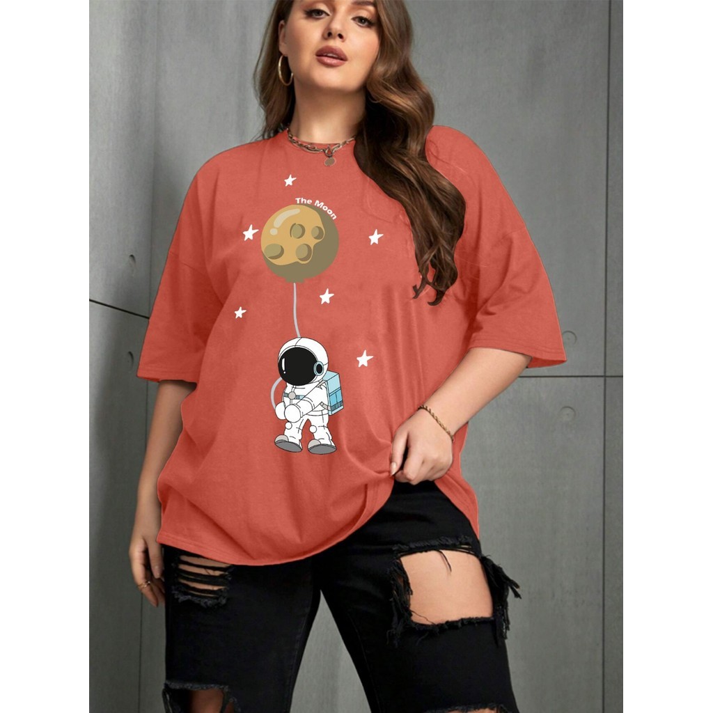 Camiseta Streetwear Feminina Estilo Aesthetic Estampada Desenho Astronauta Balão Lua Blusa Oversized