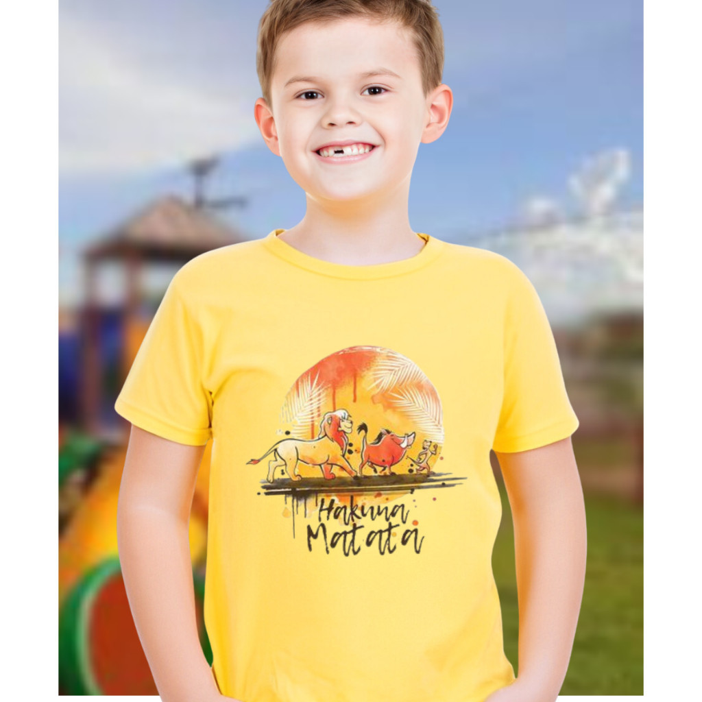 Camiseta Infantil Menino Estampa Hakuna Matata Rei Leão Manga Curta Tecido Leve Verão