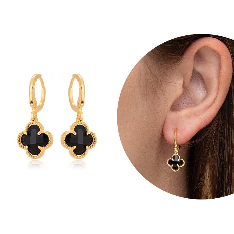 Brinco Trevo Pedra Cristal Preto Virginia Argolinha Banhado a Ouro 18k