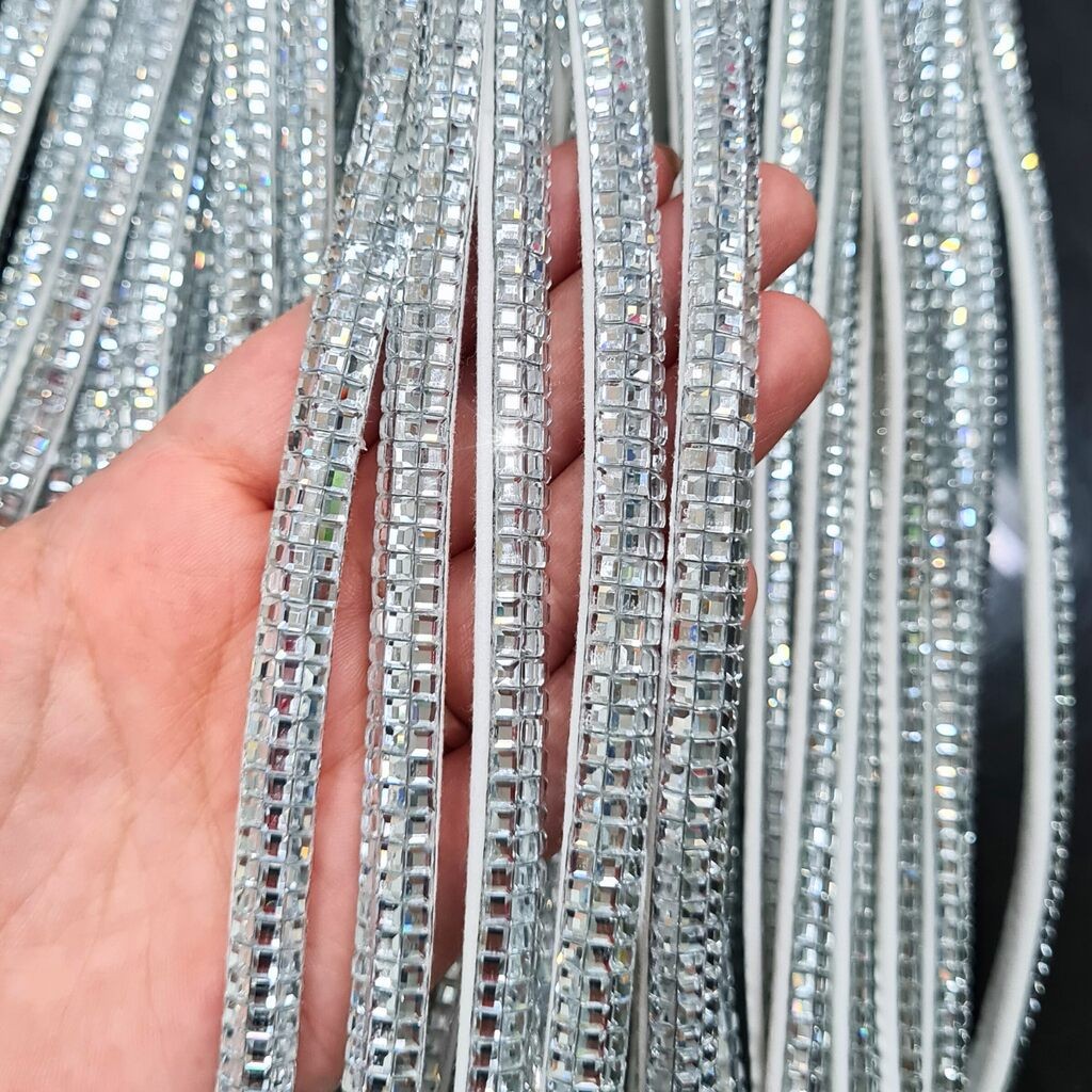 Tira de Strass Meia Cana Decorada 8mm Cristal 50 metros