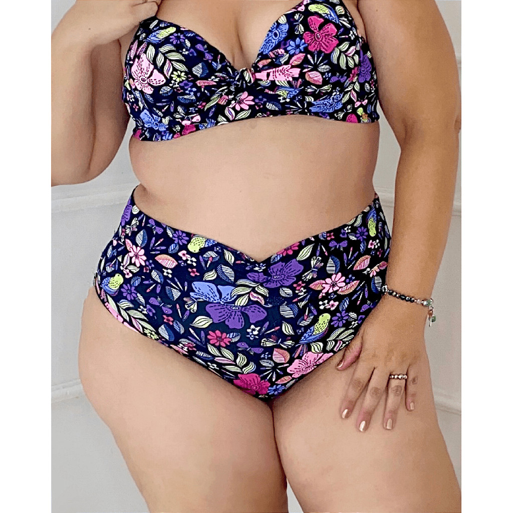Biquíni Tanga Cós Alto Ana Preta com flores rosa Plus Size