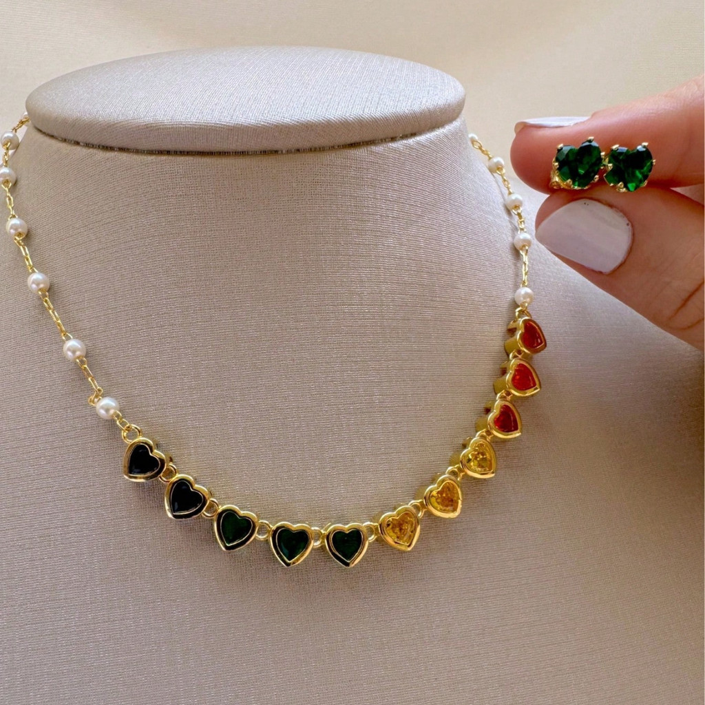 Conjunto Corações Coloridos com Pérolas Sintéticas – Semijoia Banhada a Ouro 18k