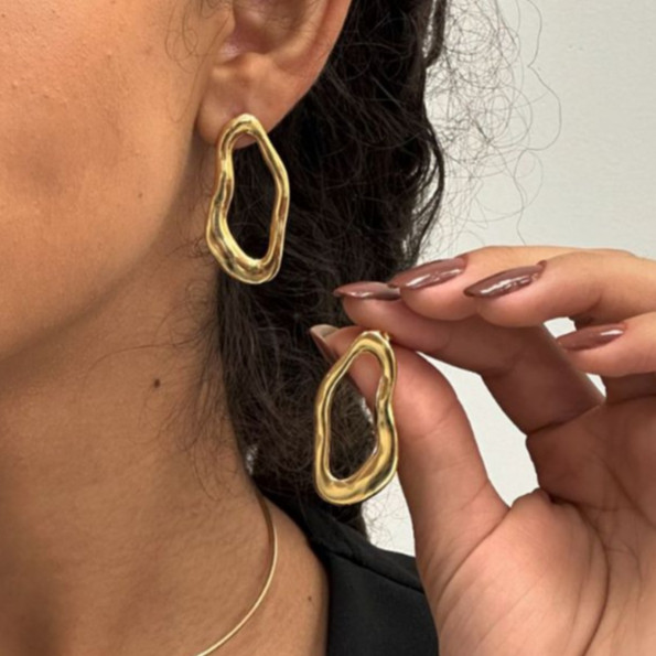 Brinco Orgânico Vazado Ondulado Banhado a Ouro 18k