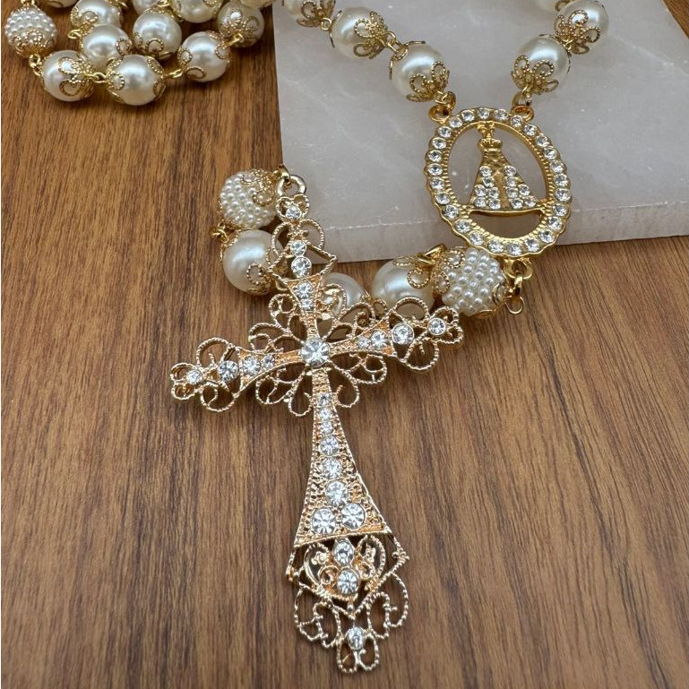 Terço Noiva Em Pérolas Creme e Acabamento Dourado Moderno em Oferta na Shopee