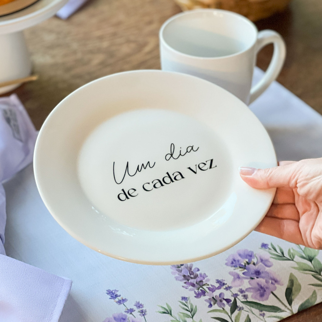 Kit 4 Pratos de Sobremesa com frase "Um dia de cada vez" 