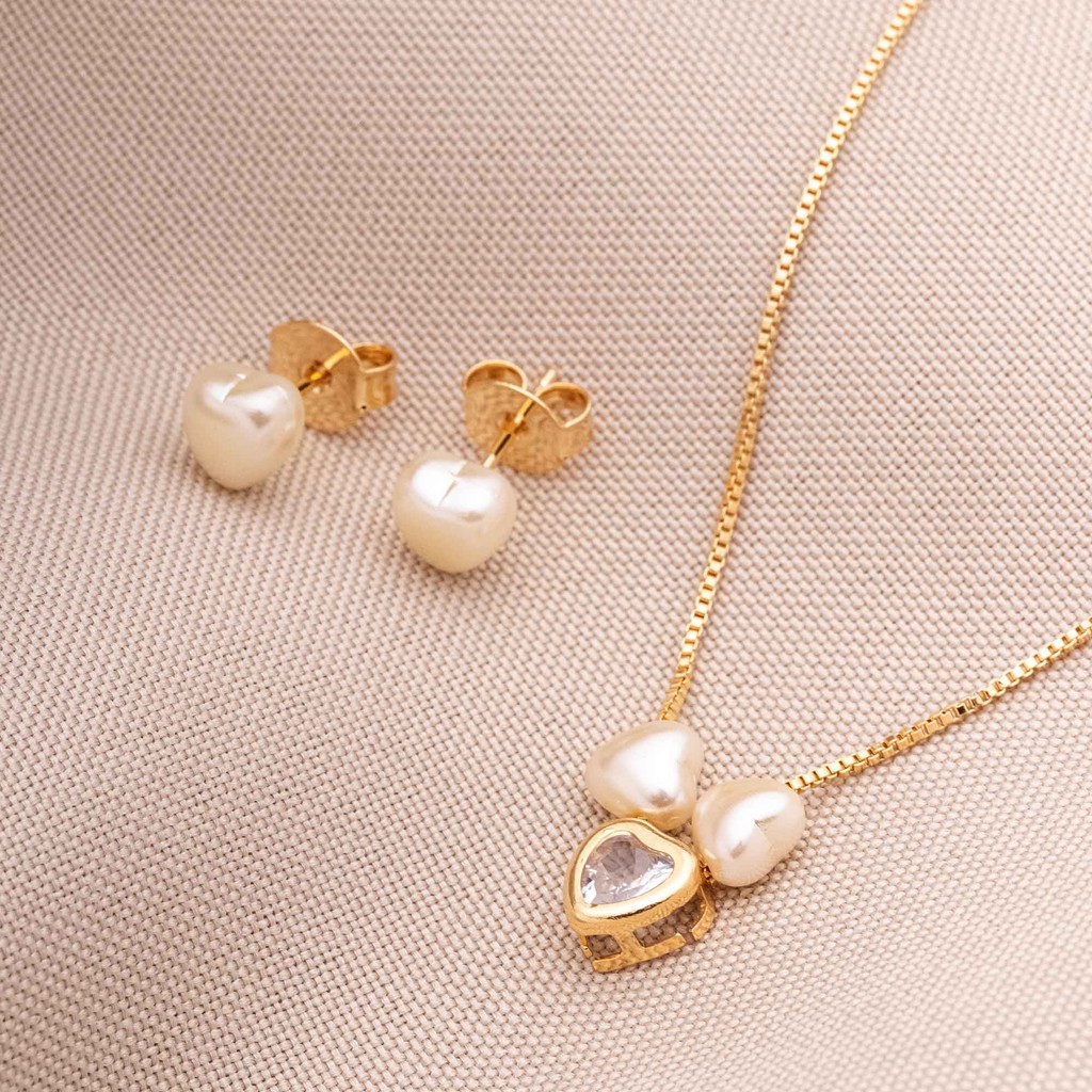 Conjunto Brinco e Colar Coração Pérola e Ponto de Luz Banhado Ouro 18K, Semijoia