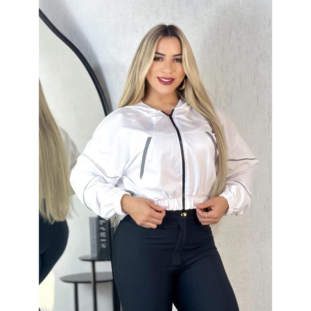 Jaqueta Corta Streetwear Cropped Corta Vento em Tactel com Capuz, Manga Longa e Corte Feminino