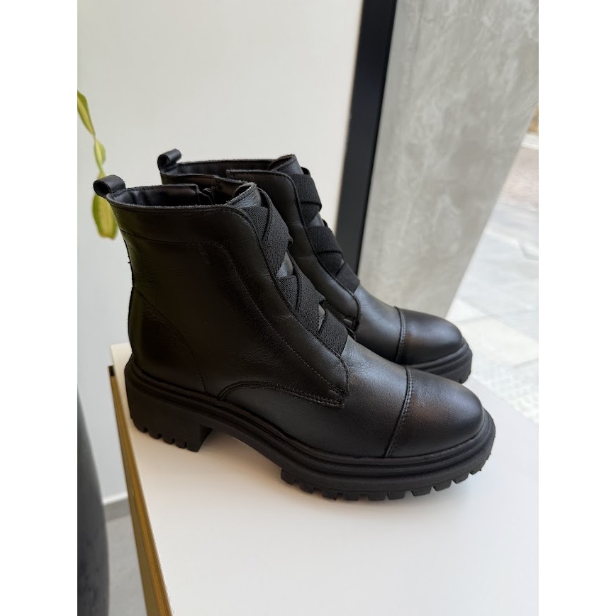 Coturno Couro Tratorado Cano Curto Preto