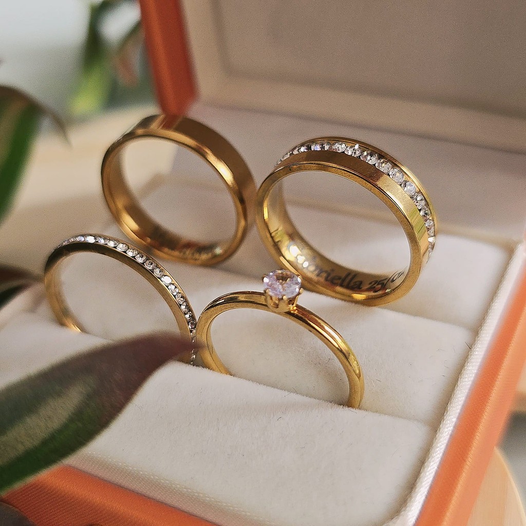 Par de alianças 6mm Banhadas a ouro 18k crevejada pedra e chanfrada + Gravação + Solitário + Aparador (COD-106+108) em Oferta na Shopee