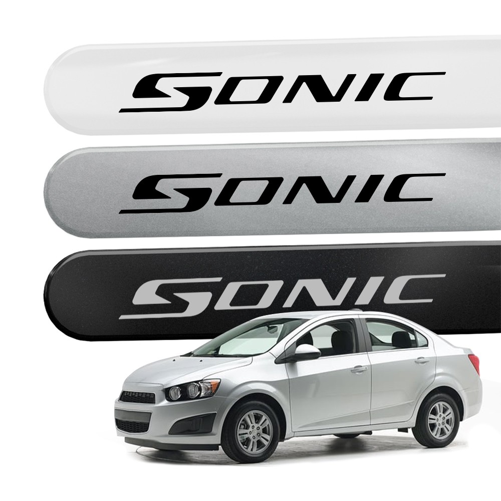 Friso Lateral para Sonic 2012 a 2014 Ponta Redonda Cor Original Nome em Adesivo Modelo Universal Compatível
