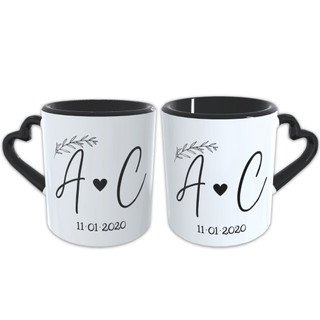 Caneca dia dos Namorados Personalizada Coração Preta Presente Lembrancinha Iniciais do Casal
