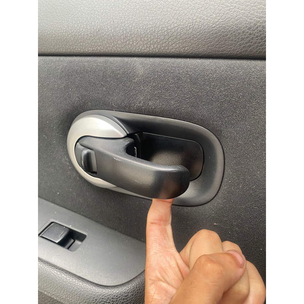 Maçaneta interna traseira esquerda Nissan tiida 2013 n17