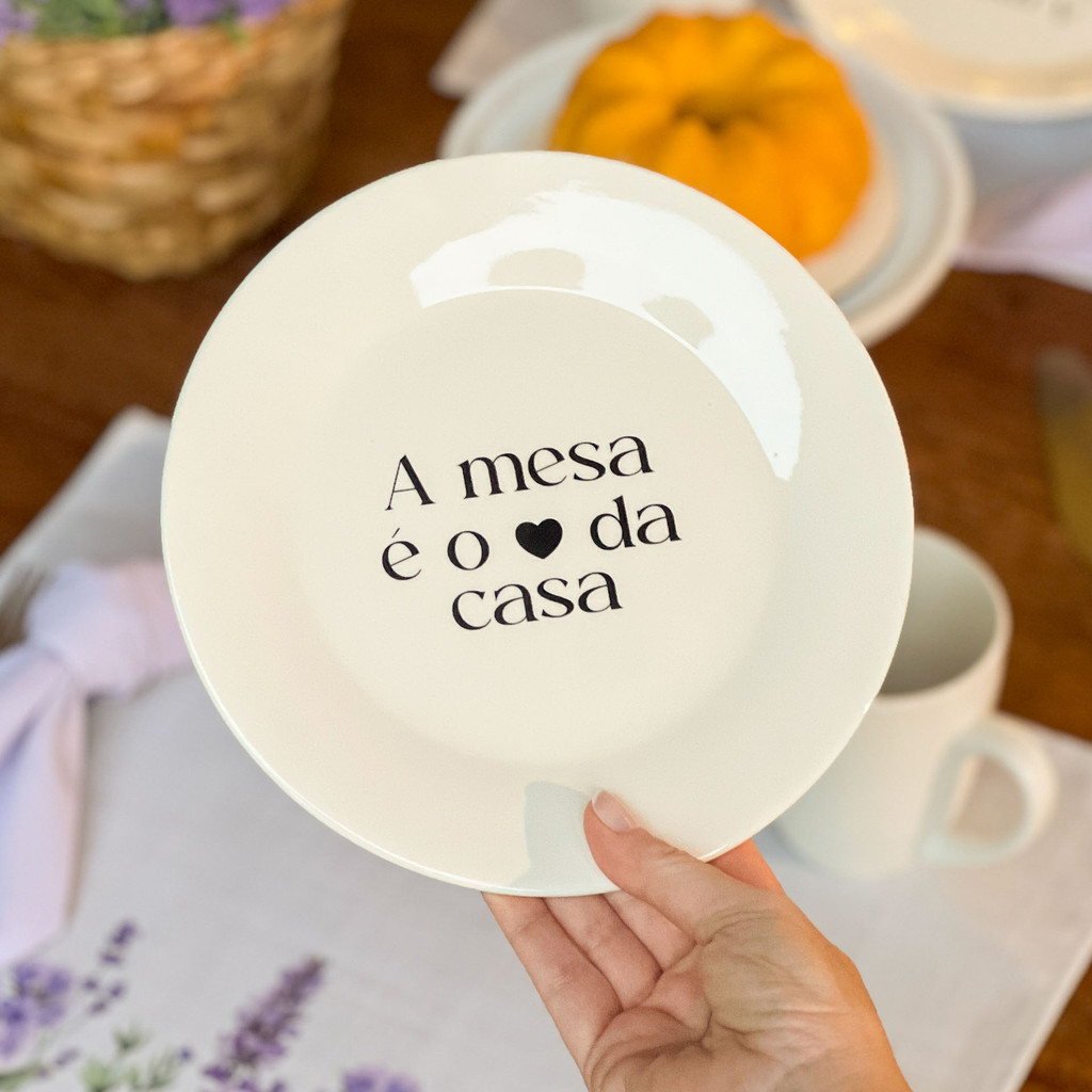 Kit 4 Pratos de Sobremesa com frase "A mesa é o coração..." 