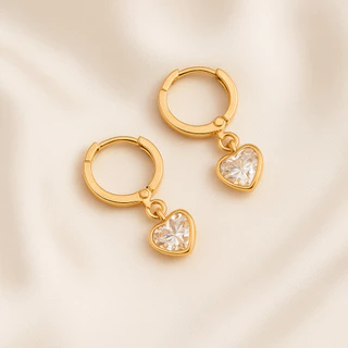Brinco Argola Feminina Coração Zircônia Ouro 18K Semijoia Brilho Intenso Elegante Delicada
