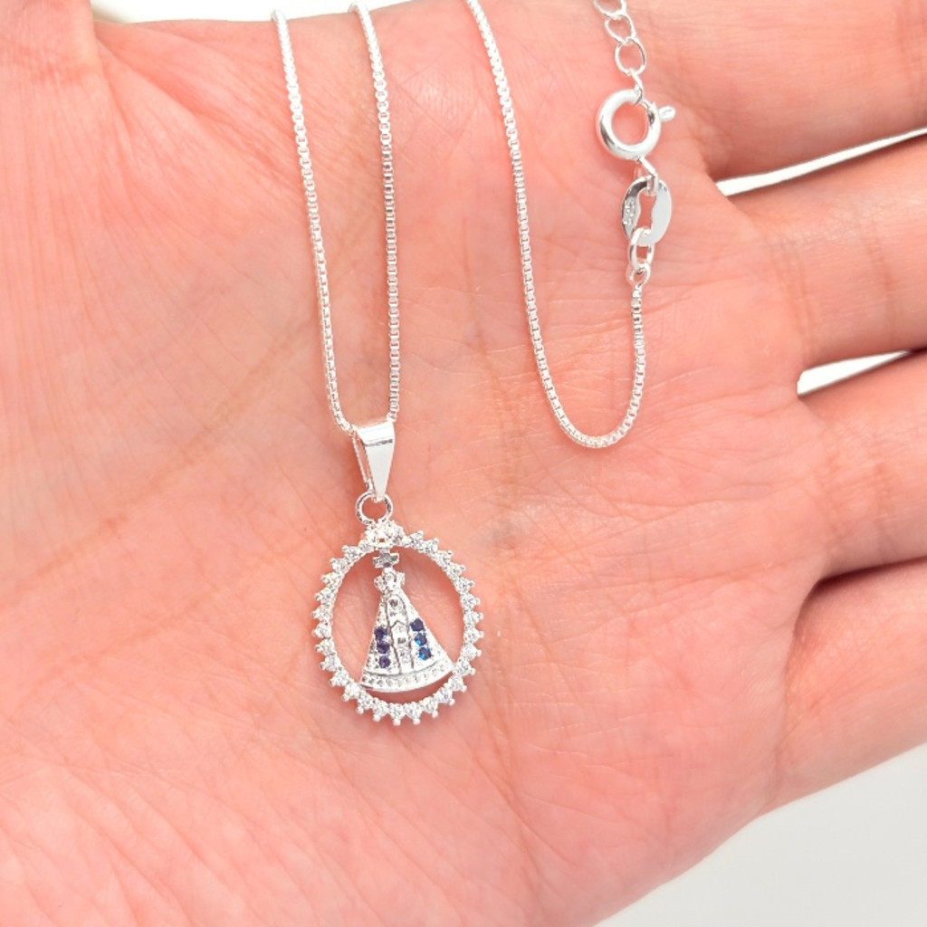 Colar com pingente de Nossa Senhora Aparecida, cravejado com zircônias a prata 925 em Oferta na Shopee