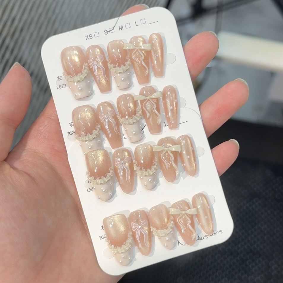Kit de Ferramentas 5 em 1 + FEITO À MÃO] Unhas Postiças com Saia de Bailarina de Sonho, Laço Pintado à Mão, Pérolas Olho