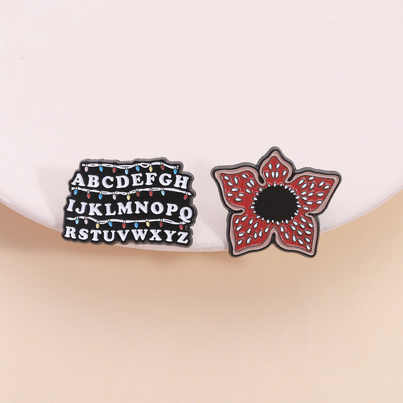 Stranger Things Chomper Esmalte Broche Horror Planta Metal Emblema Letras Criativas Roupas Lapela Jóias Acessórios Prese em Oferta na Shopee