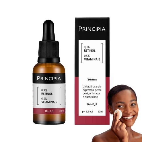 Frasco de sérum Principia Rn-0,3 ao lado de sua embalagem de papelão e uma mulher aplicando o produto no rosto