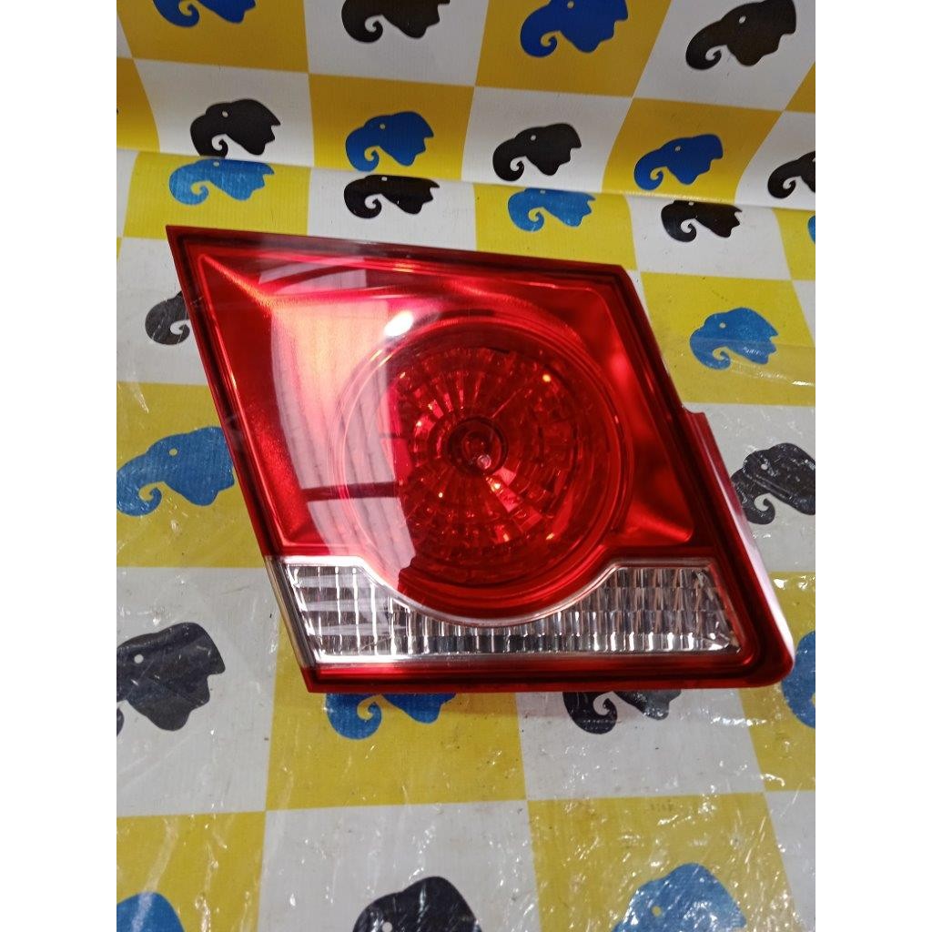 Lanterna Esquerda Da Tampa Traseira Cruze Sedan 2014 2015 16