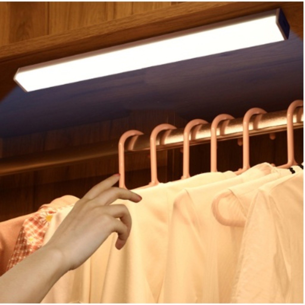 Imagem Lâmpada noturna LED com sensor de movimento sem fio USB recarregável para lâmpada de armário de cozinha guarda-roupa