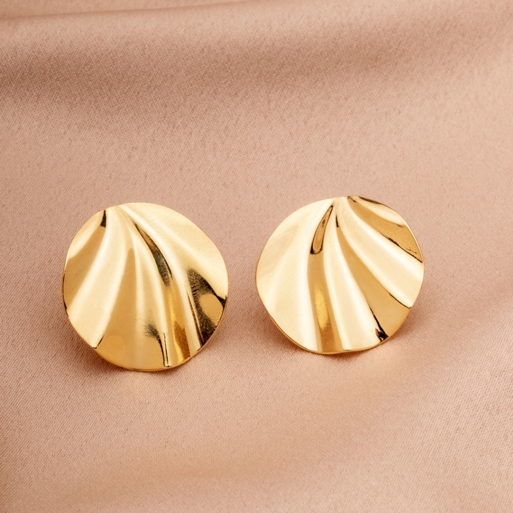Brinco Feminino Redondo com Efeito Ondulado Minimalista Folheada a Ouro 18k com Brilho Espelhado