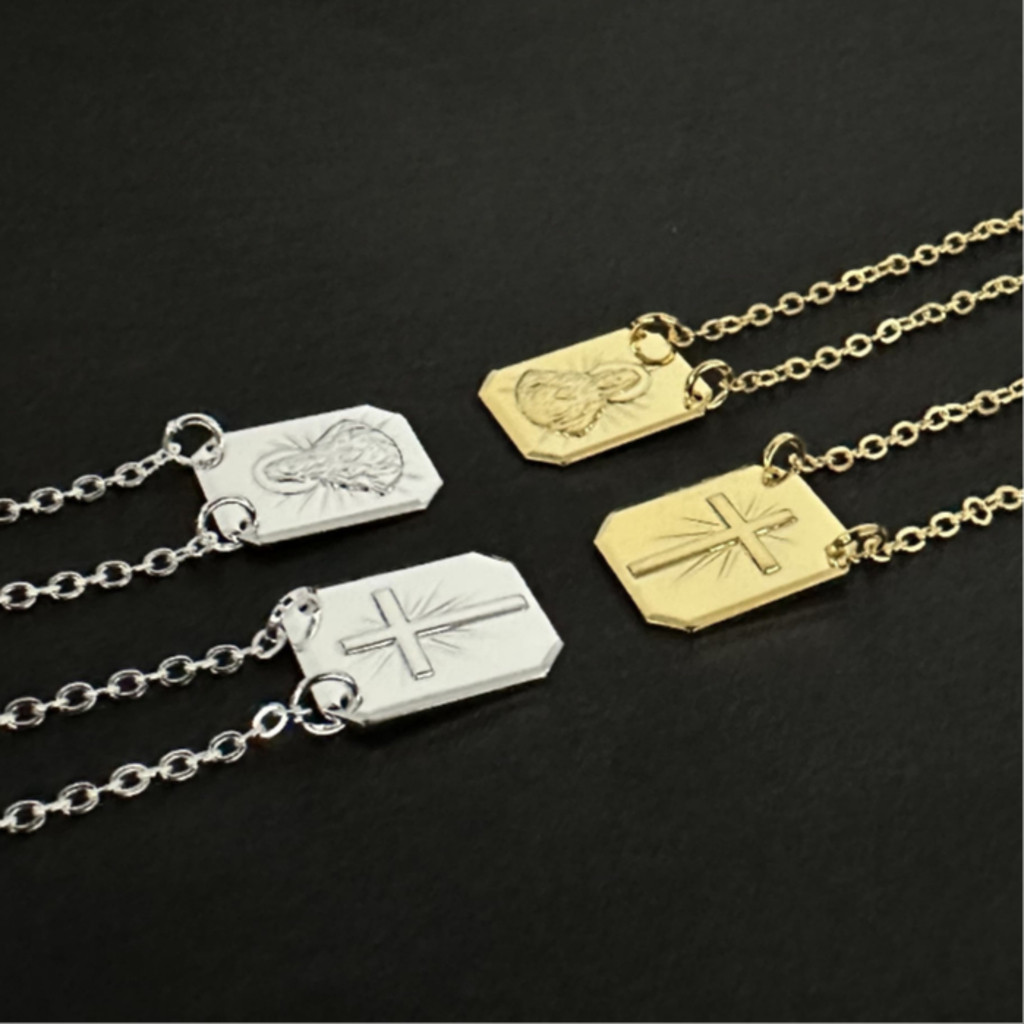 Corrente de ombro masculina com o Sagrado Coração de Jesus e a Cruz de Jesus Cristo banhada em prata 925 e ouro 18k.