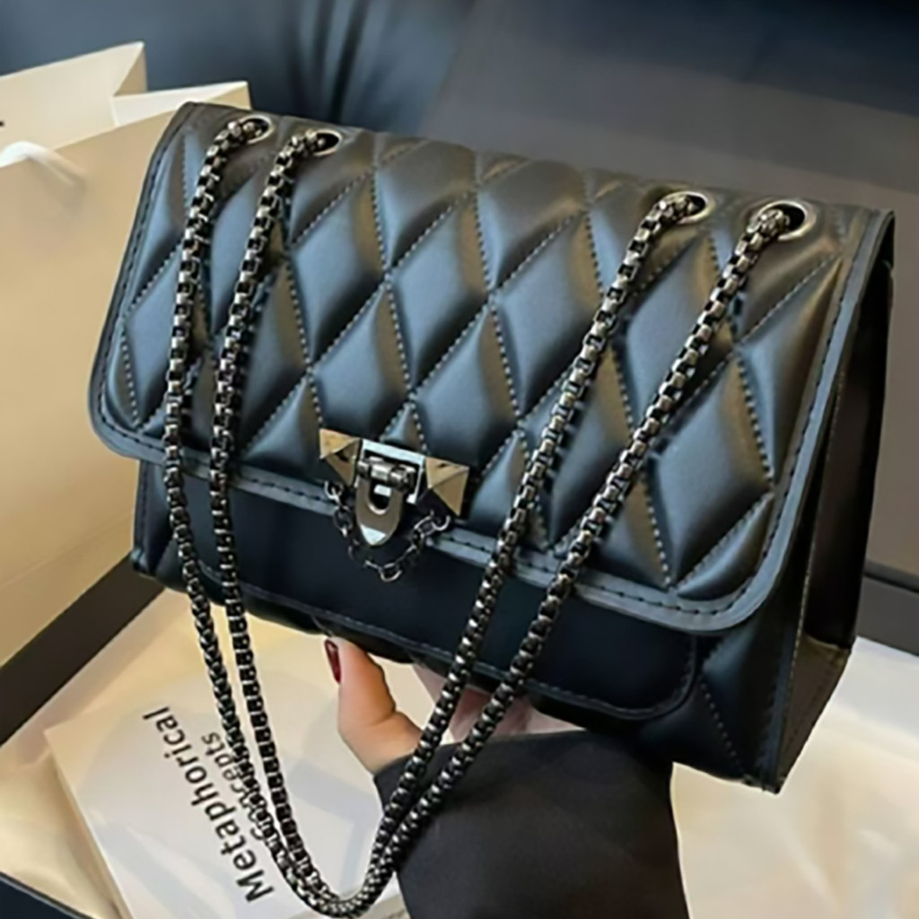 Bolsa Feminina Preta em Couro Sintético Brilhante com Alça Ajustável em 2 Tamanhos R1006 em Oferta na Shopee