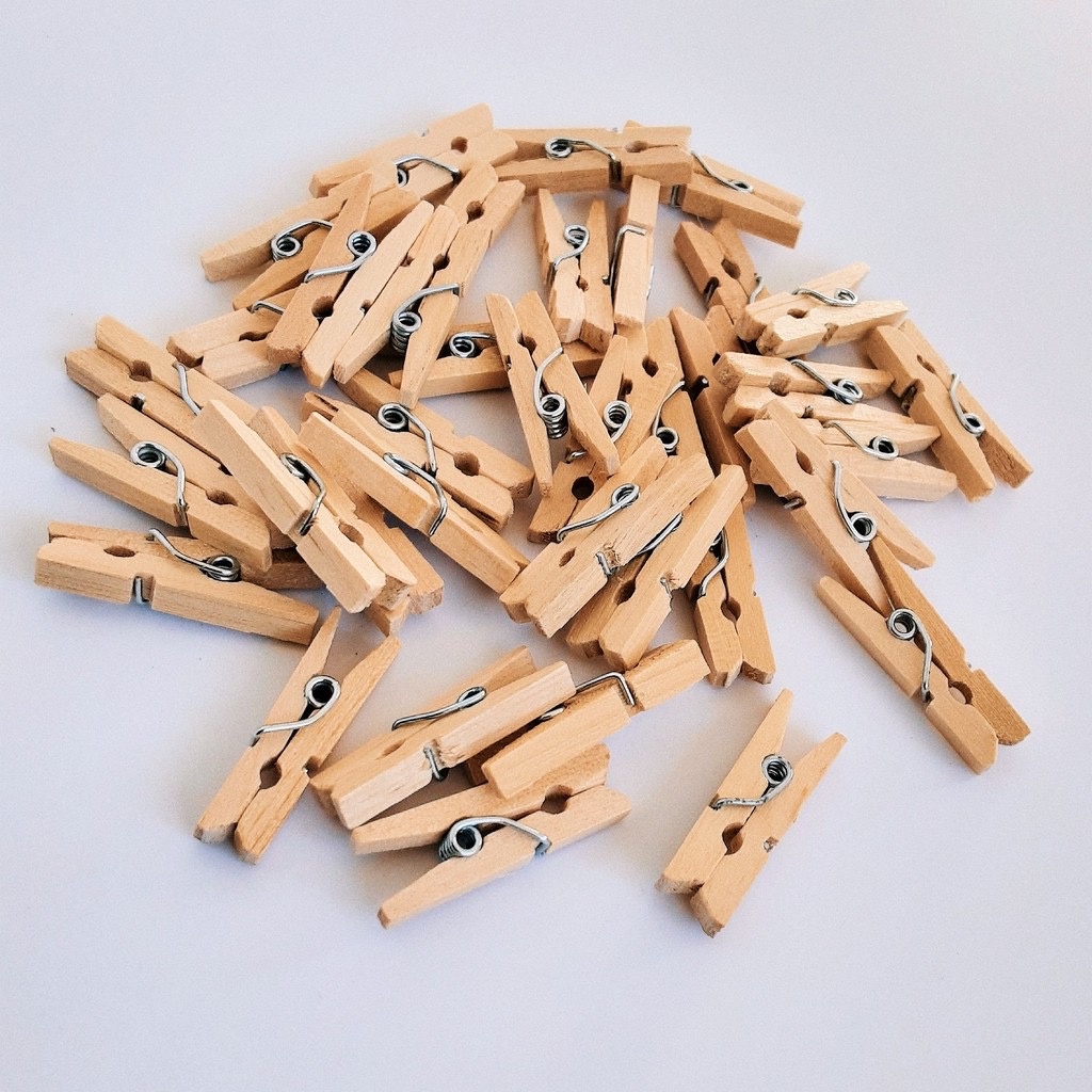 Com Kit 50 Grampinhos De Madeira Para Memory Board, Grade De Fotos/50 Mini Prendedores Pregador - Lembrancinhas - Fotos 2,5cm