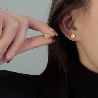 Ht Brincos de aço titânio sem desbotamento Pequenos brincos de caracteres da sorte Fêmea High-End Sense Brincos de aço inoxidável revestidos a ouro 18K Meninas Brincos Anti-All