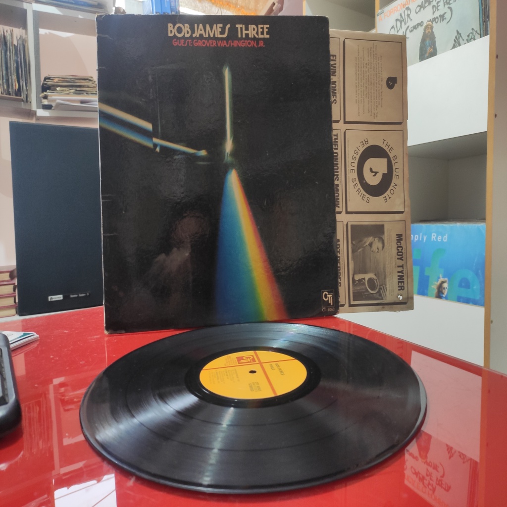 Three importado no estado leia interprete Bob James